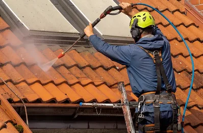 Démoussage et hydrofuge de toiture à Issou